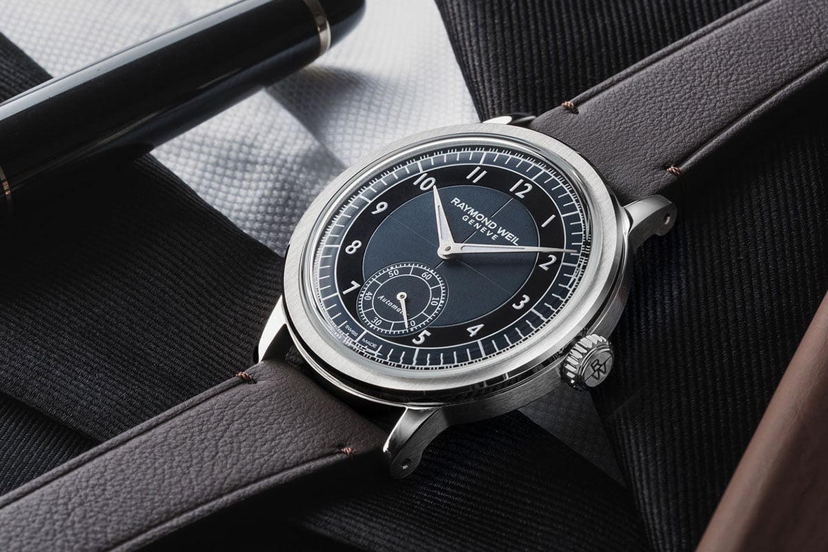 気品あるレッドグレープ×ホワイトのカラー（2930-STC-05450）。分針の先端には曲げ加工も施されている。