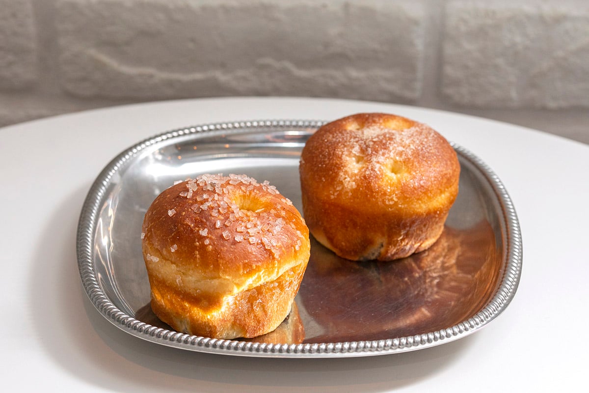 黒糖ラムレーズンあんぱん380円（左）とブリオッシュあんパン340円（右）