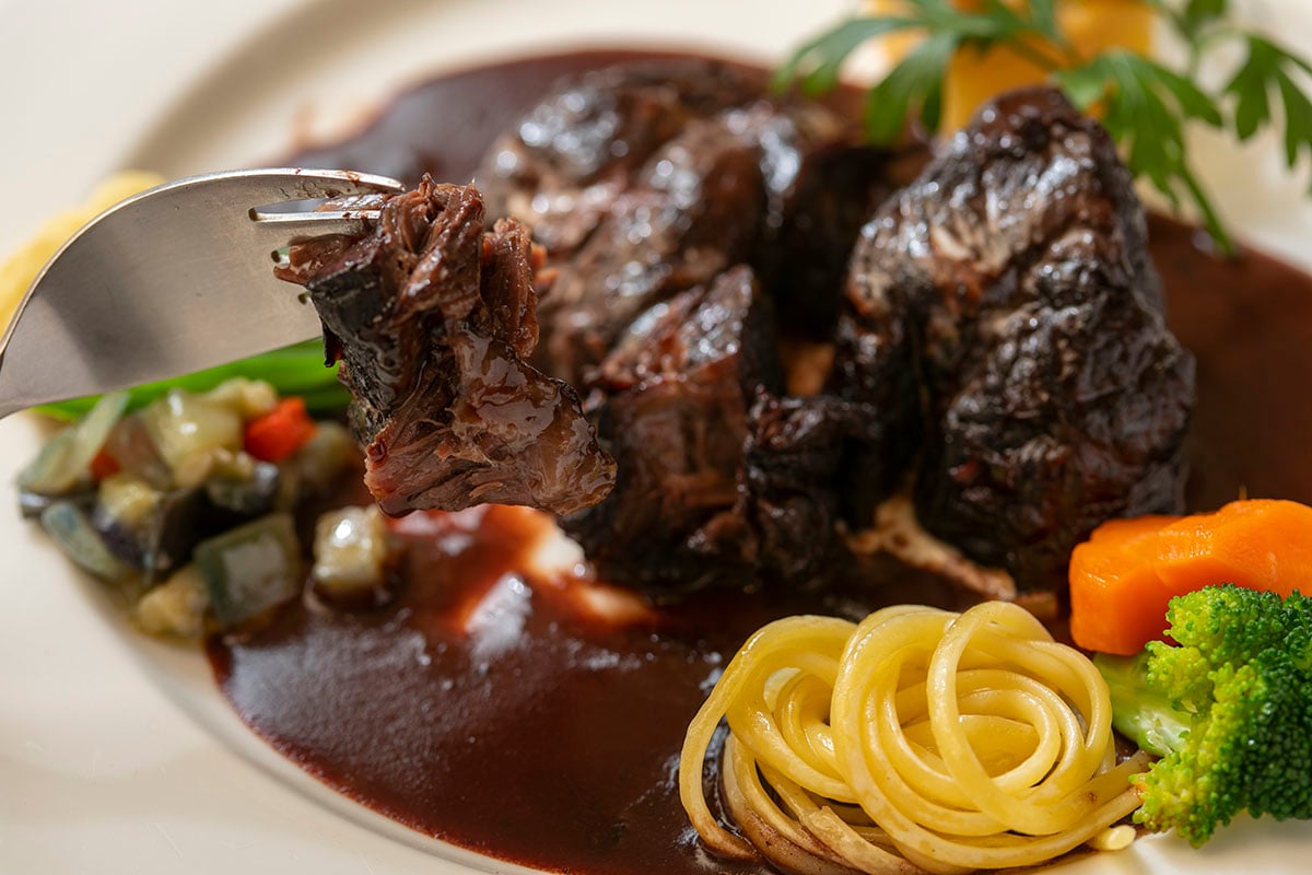 丸2日間かけて作るだけあり、フォークだけでも一口サイズにできそうな柔らかさ