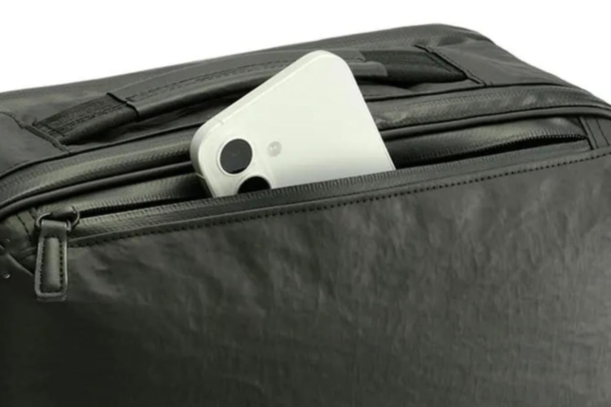 酷暑やゲリラ豪雨に対応したビジネスリュック「ガジェタブル エアV」