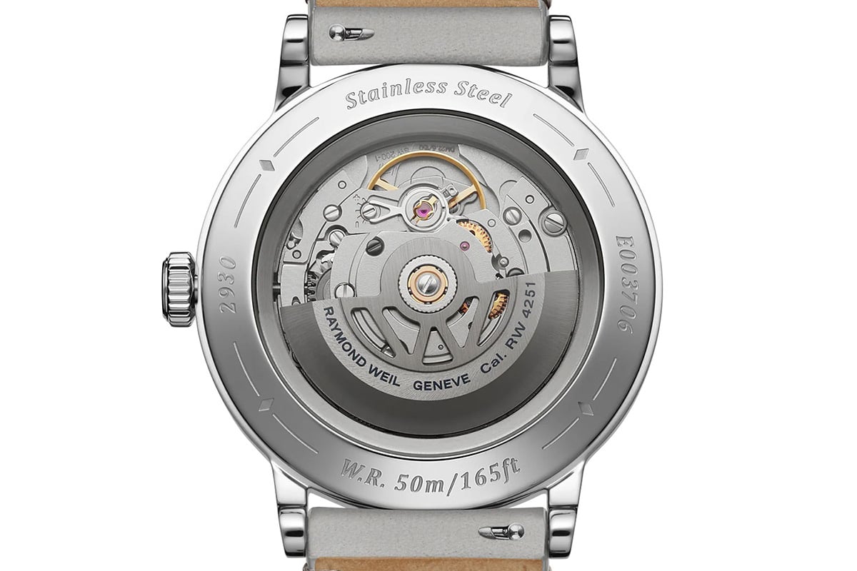 いずれのカラーもシースルーバック仕様。自動巻 RW4251ムーブメントを鑑賞できる。