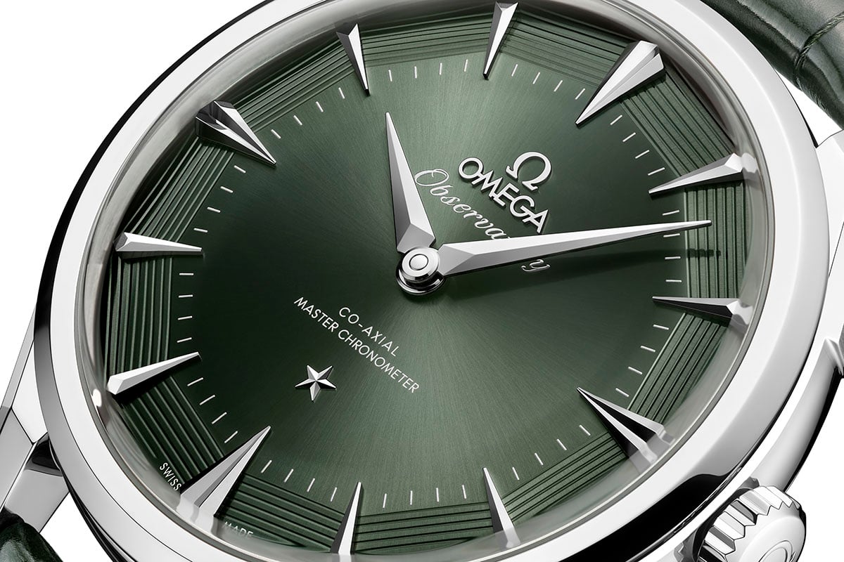 O-MEGA スティール製ケースにグリーンダイヤルの「140.13.39.21.10.001」（154万円 消費税込）。