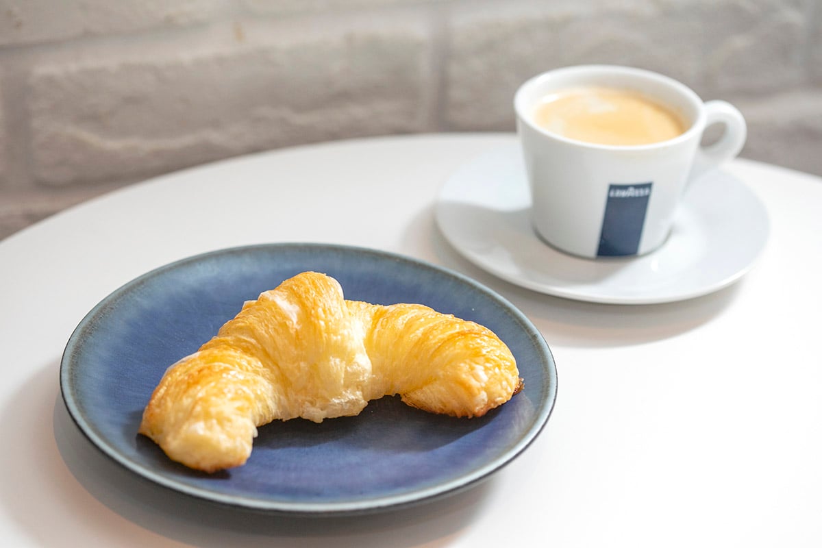 グリオット クロワッサン320円。カルピスバターをたっぷり使ったこの店のスペシャリテ。コーヒーは380円