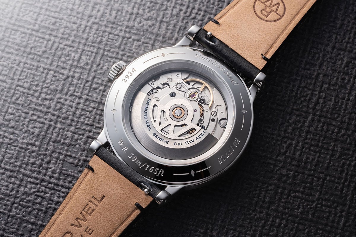 いずれのカラーもシースルーバック仕様。自動巻 RW4251ムーブメントを鑑賞できる。