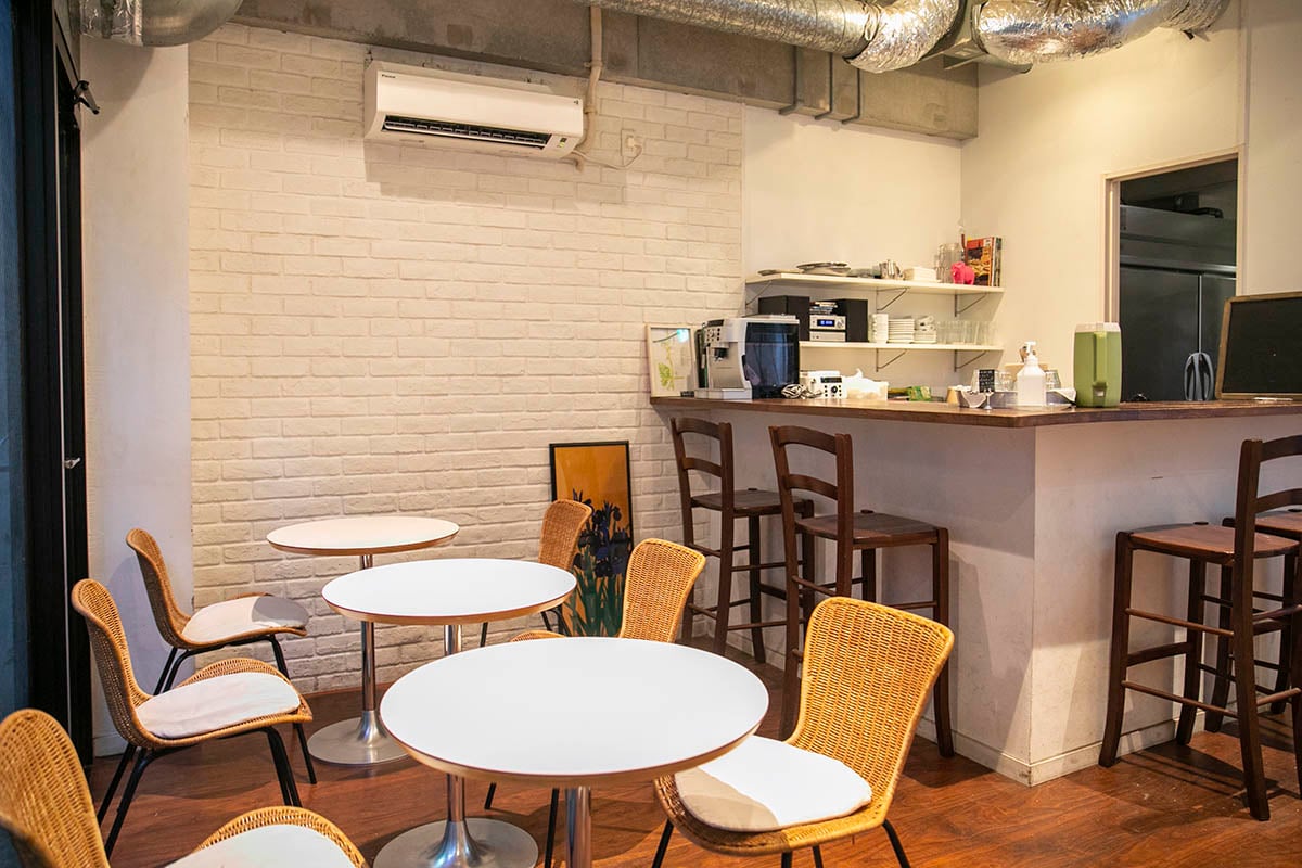 地下のカフェスペース。カウンター席とテーブル席がある