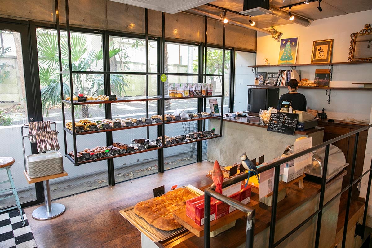 1階のパン販売フロア。ガラス張りの店内で、日中は暖かな日差しが入る