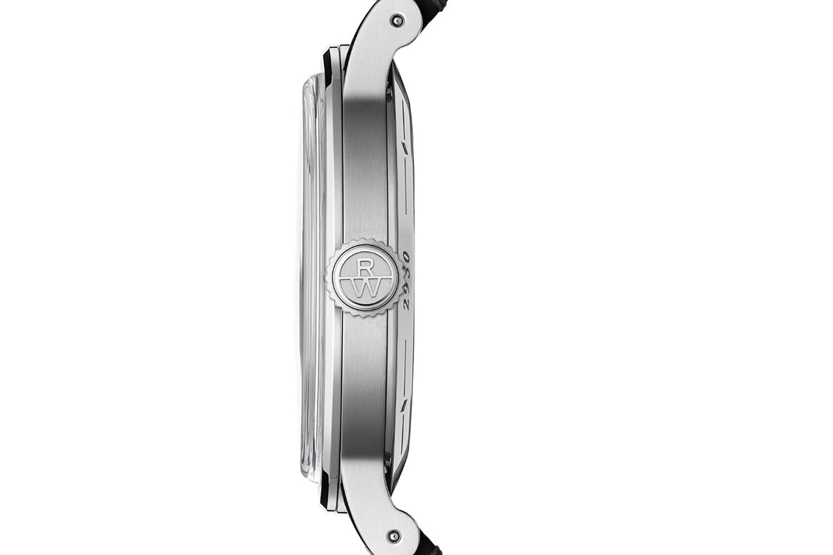 ケース厚は10.25mm。防水性は5気圧。