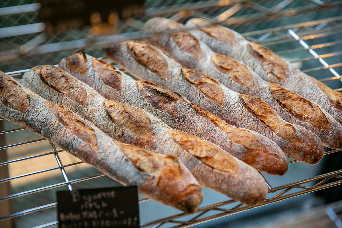 バリっと感が見ただけでわかるバゲット1本290円。ハード系好きにはたまらない！