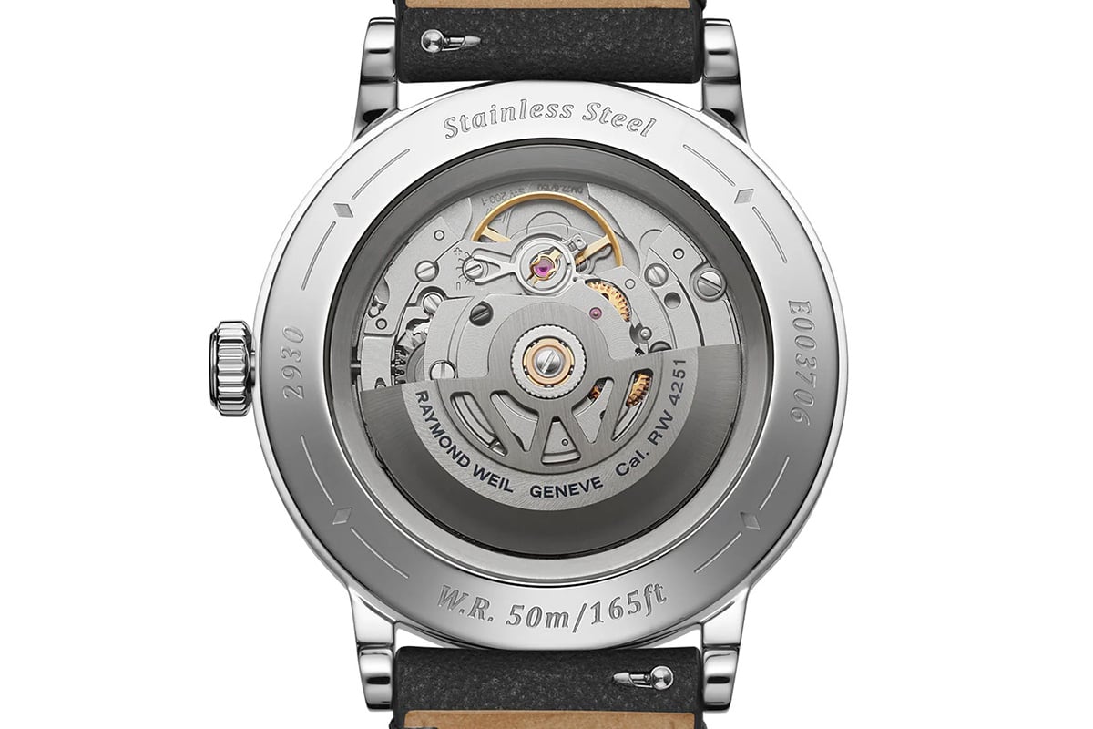 いずれのカラーもシースルーバック仕様。自動巻 RW4251ムーブメントを鑑賞できる。