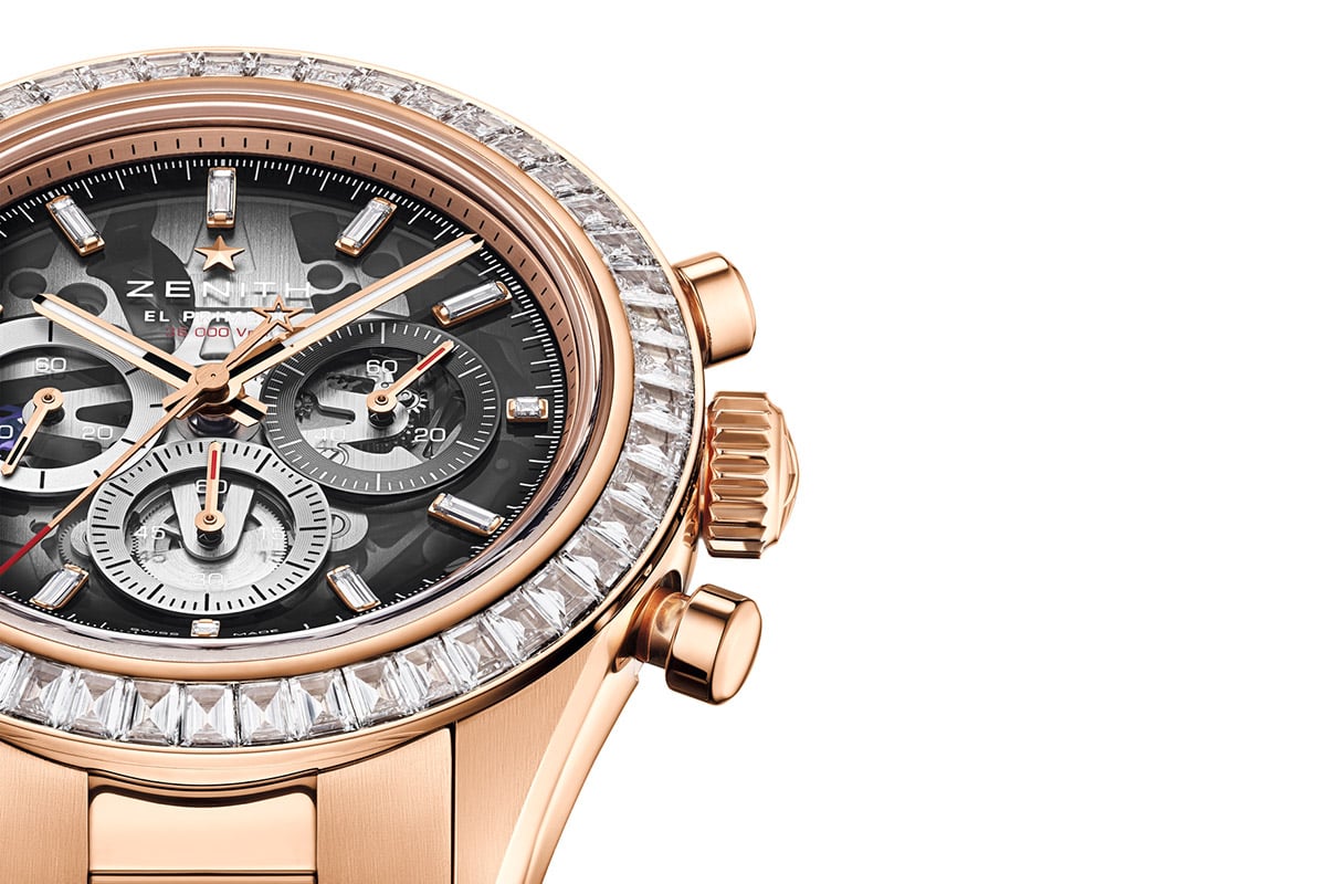 ベゼルには52個ものダイヤモンドが輝く。