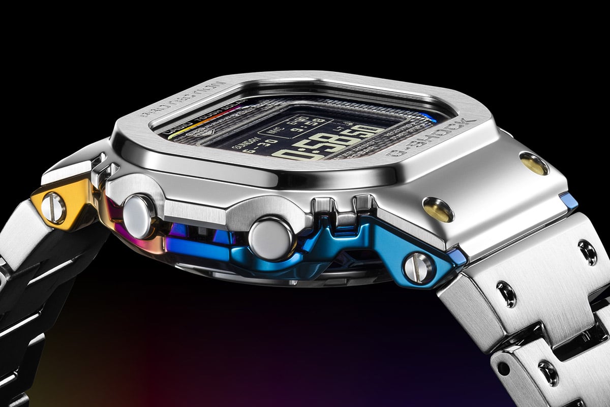 設計にAIも活用したフルメタルG-SHOCKの新作「GMW-BZ5000RC-1JR」。ベゼルとセンターケースを上下で連結する構造をレインボーとシルバーの対比で強調。その複雑な形状はサイドから眺めた際の満足感も高い。