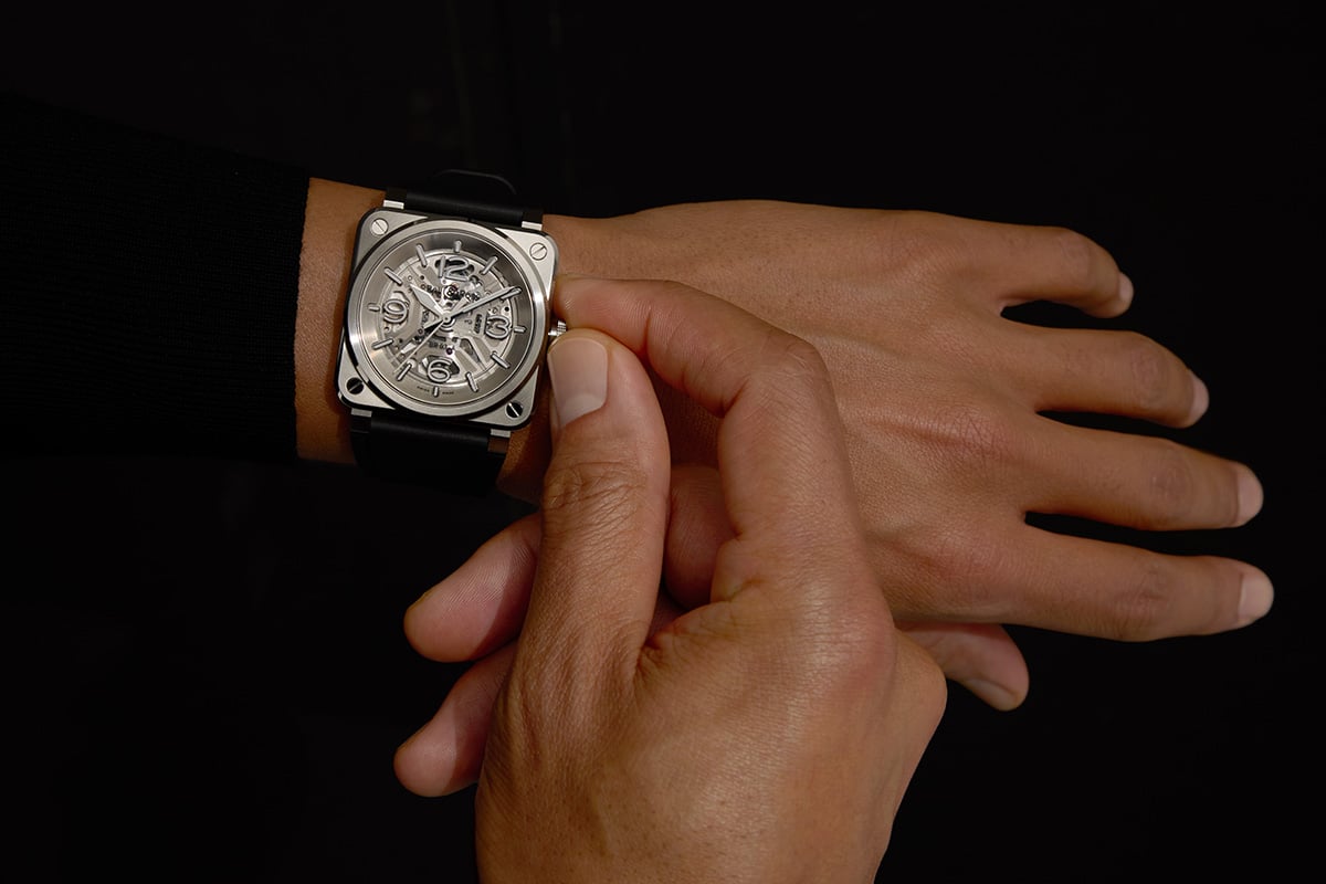 スケルトンで時計の内外が融合したモノリシックな表現に。