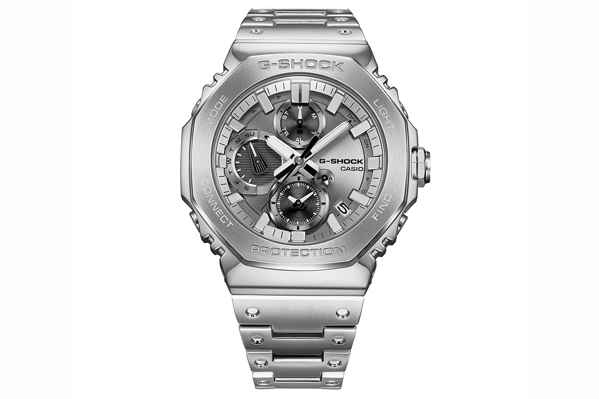 ステンレススチール製のベゼルは丁寧な鍛造、切削、研磨といった工程で立体的に成形。