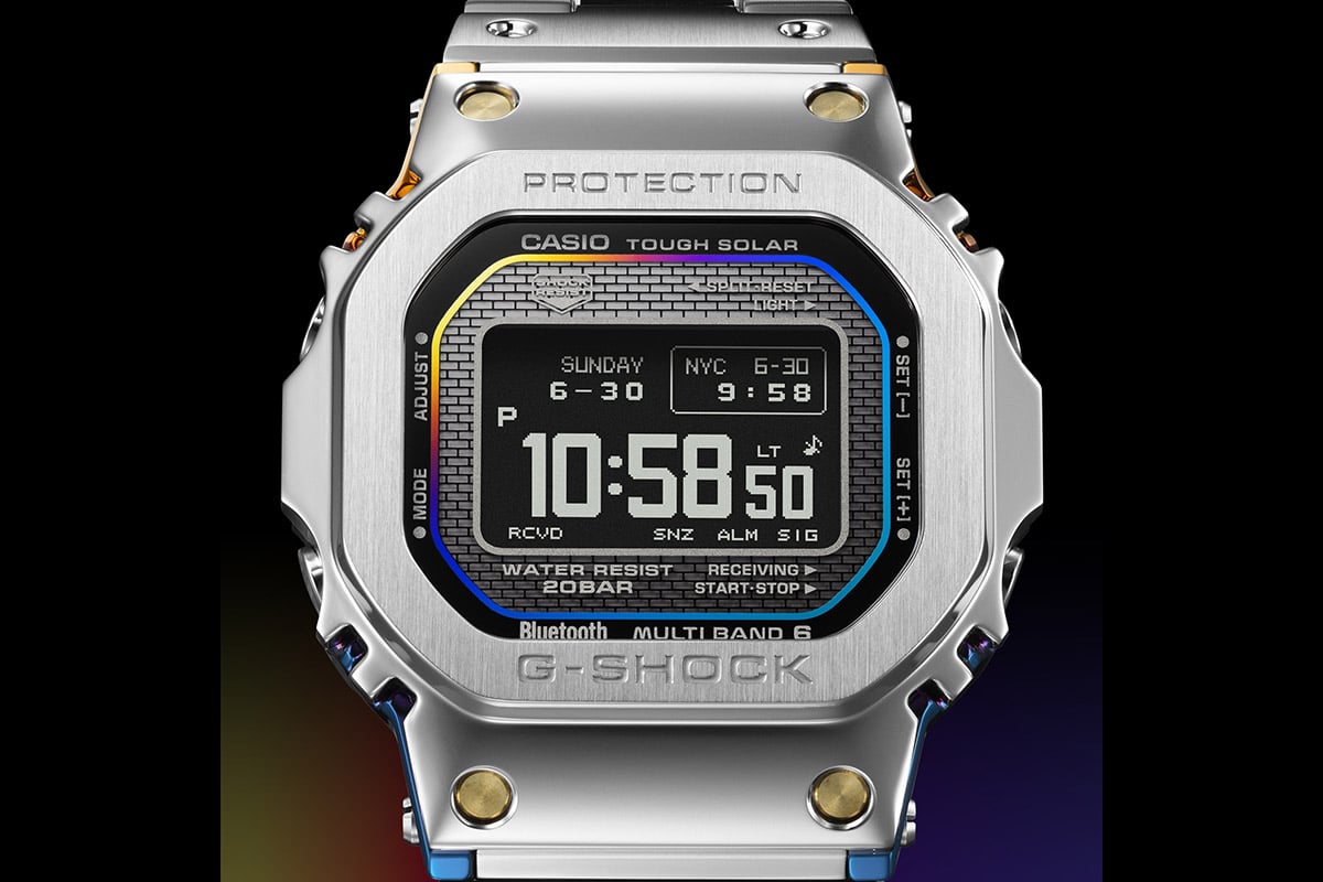 センターケースはレインボーのIP加工で華やかに演出。このグラデーションは一本一本微妙に異なるユニークなものだという。