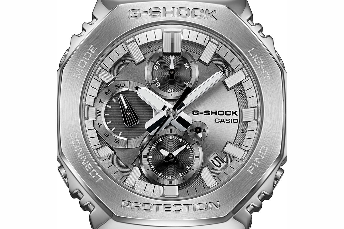 シルバーを基調として、インダイヤルや針の細部などをブラックで引き締めたデザインに。