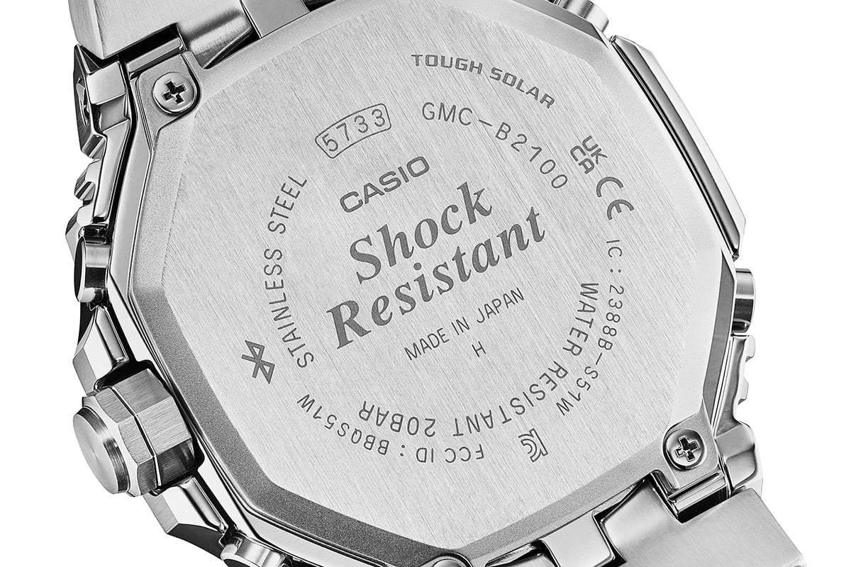 ケースバックにはショックレジストの刻印も。