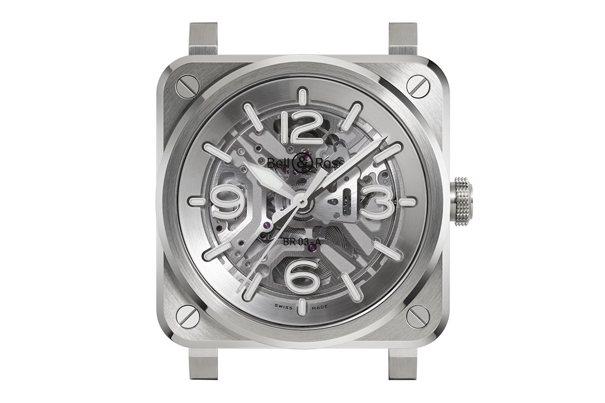 スケルトンダイヤルから見えるのはX字型のブリッジを備えるムーブメント。ケース四隅のビスと接続しているように見えるのもポイント。