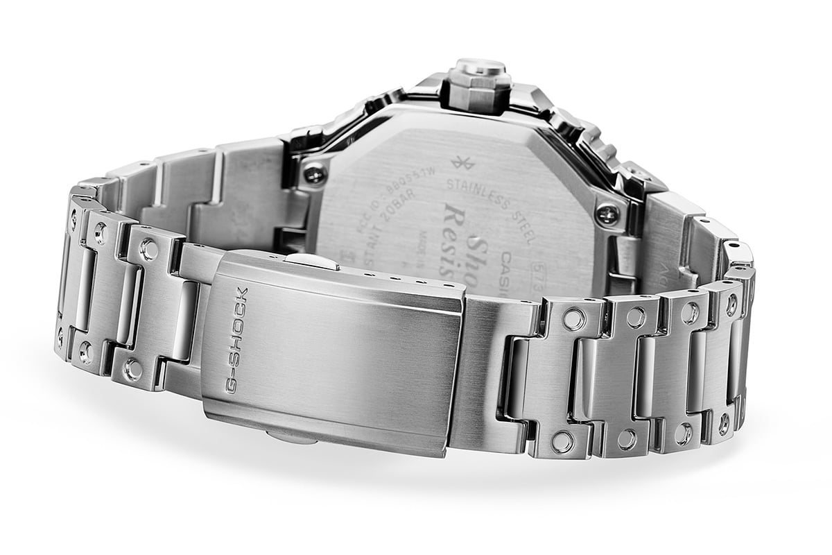 メタルバンドにはワンプッシュ三つ折れ式中留を備える。