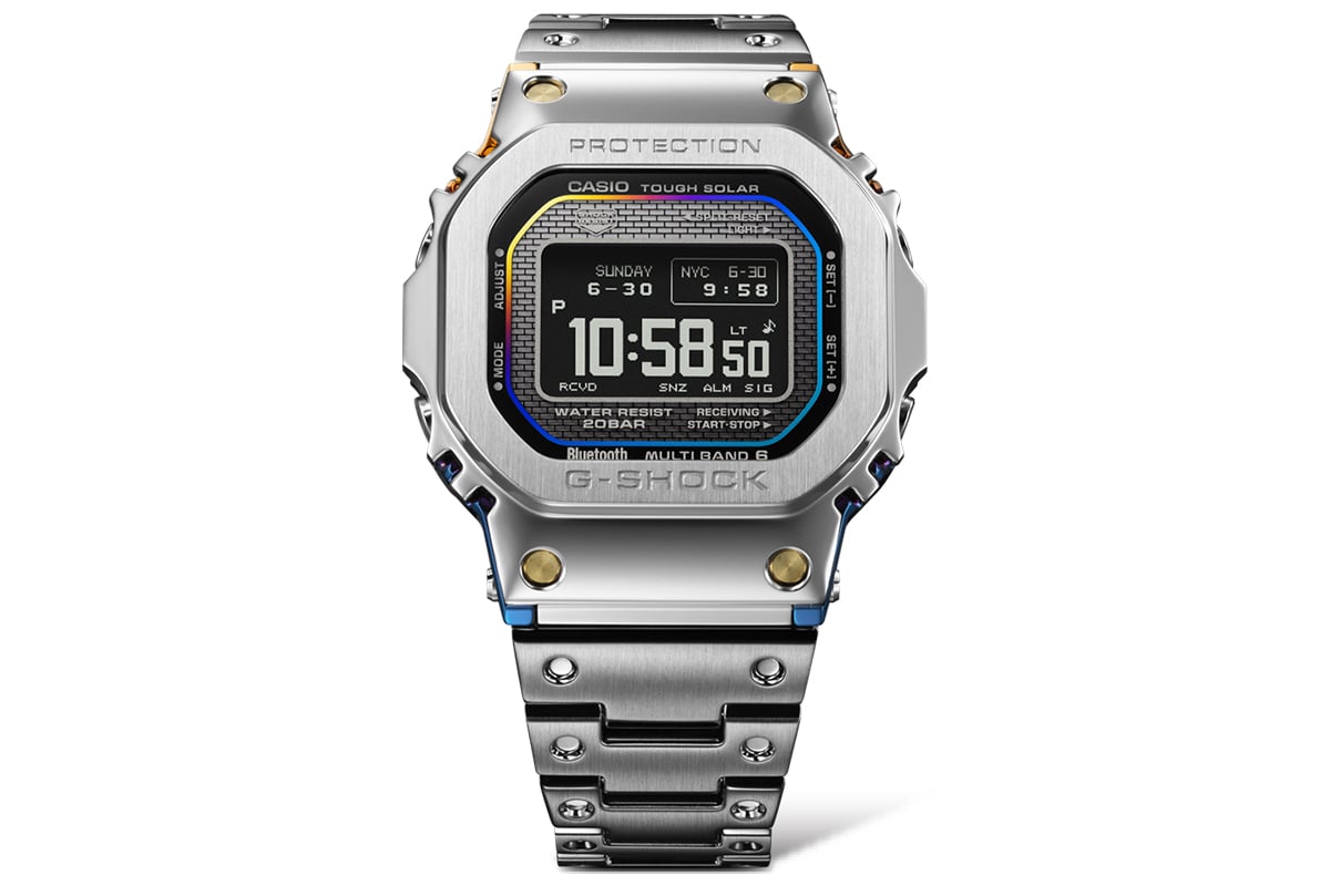 特製ケースのロゴ部分にもレインボーカラーの演出が。