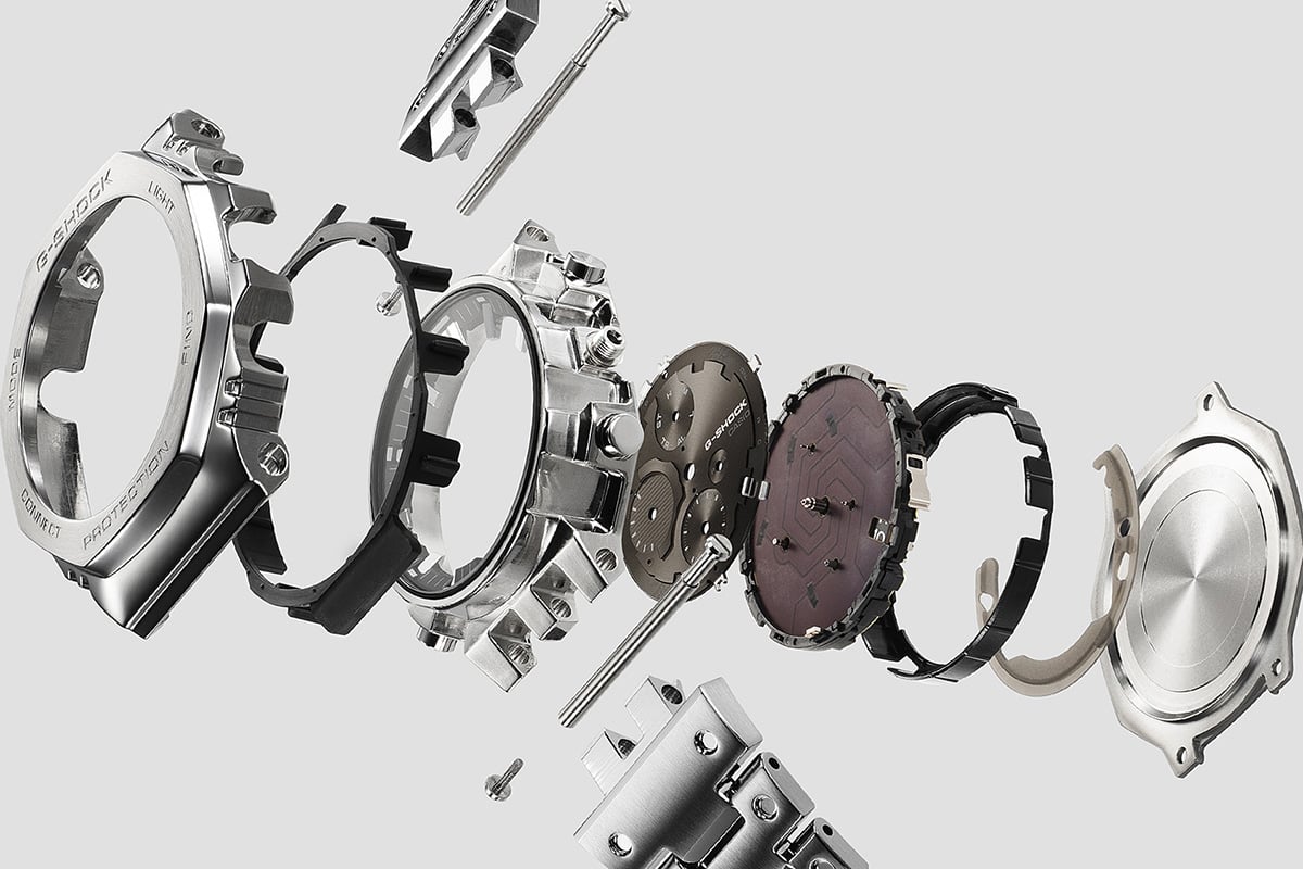メタル外装とファインレジン製の緩衝材が組み合わされて、厳しいG-SHOCK基準をクリアする耐衝撃構造が実現している。