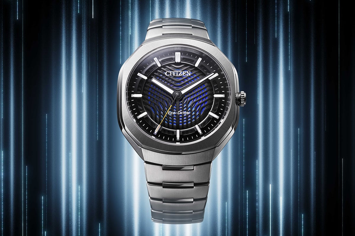 インデックスリングとも言うべきダイヤルカバーにもスリットが。その下には2層の金属ダイヤル、さらにその下には構造色ダイヤルという贅沢なレイヤー構造で、画期的な「二重スリット実験」を表現した意欲作