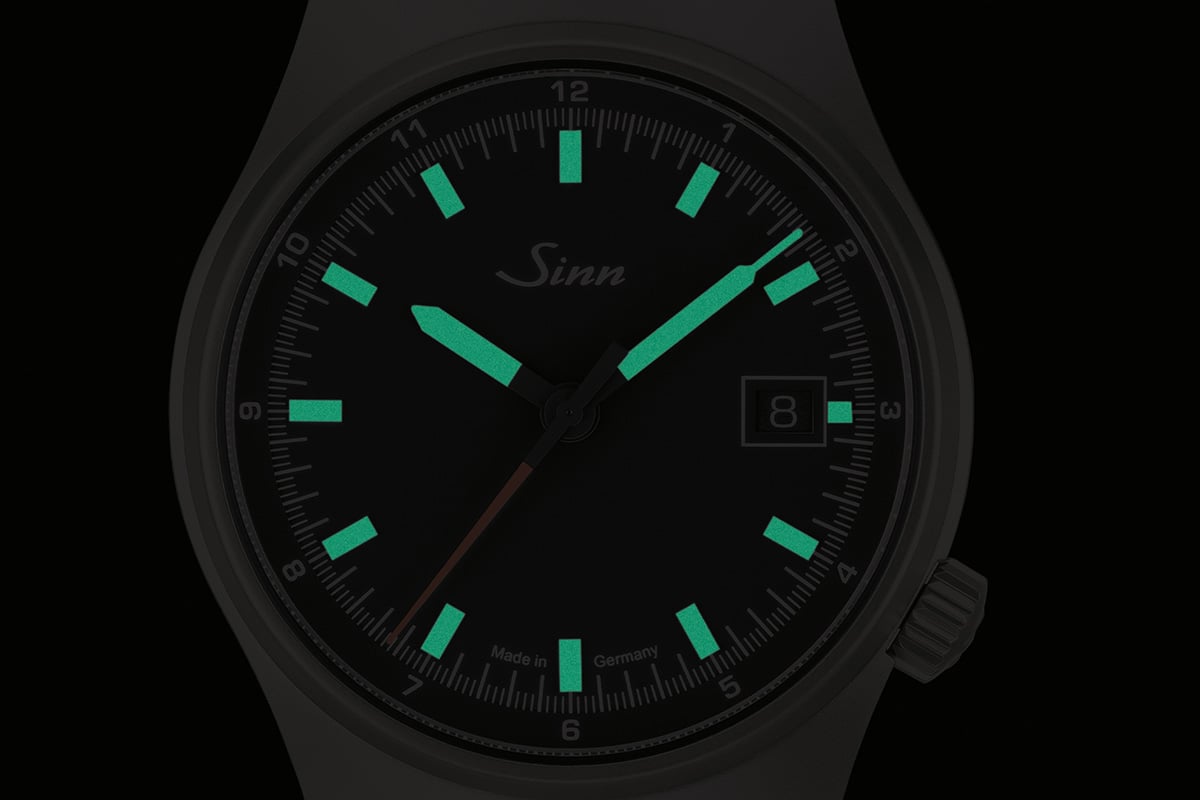 針とインデックスには夜光を。