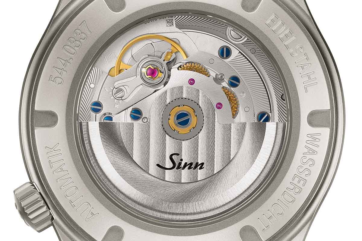 サファイアクリスタルによるシースルーバック。自動巻ムーブメントは60時間のパワーリザーブを発揮する。