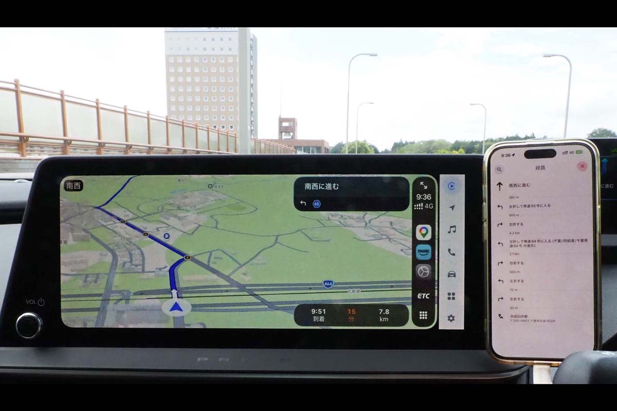 Googleマップで“サブディスプレイ”を展開。交差点ごとの進行方向が表示され、スクロールもできるが、文字がかなり小さい