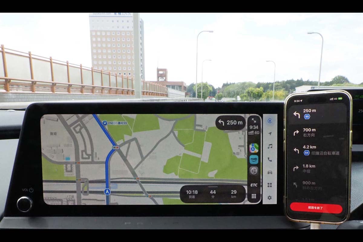 Appleマップで“サブディスプレイ”を展開。交差点ごとの進行方向をはじめ、曲がった先の道路名も表示されている