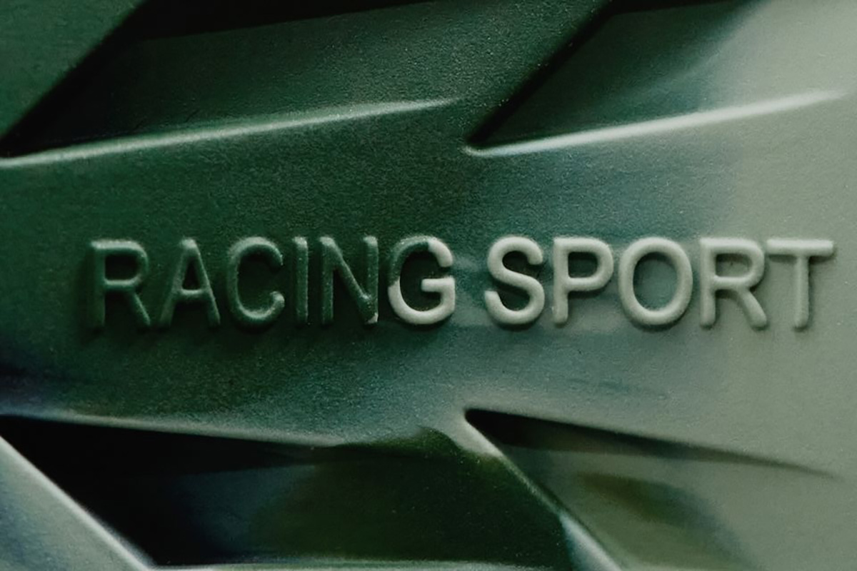 ゴールデンコンセプトの中でもスポーティーな表現の「RACING SPORT」にカモフラストラップの選択肢が仲間入り。