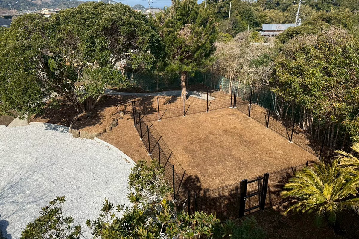 自家製ウッドチップを敷き詰めたドッグラン