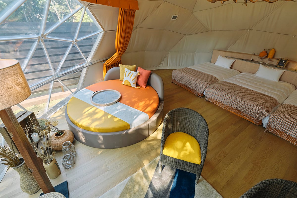 全32サイトのドームテントには3つのベッドにリビングスペース