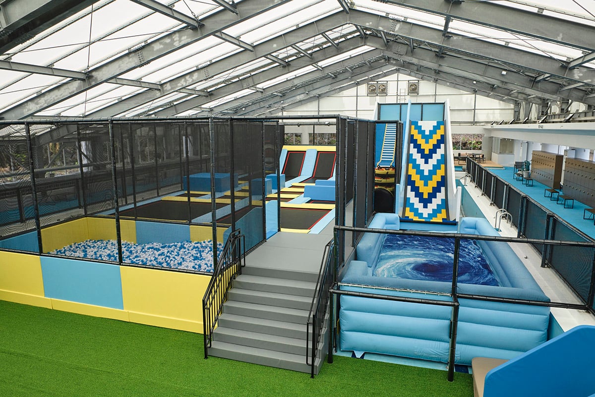 チューブスライダー、17面の大小トランポリン、7.6×4.1mの大型ボールプール