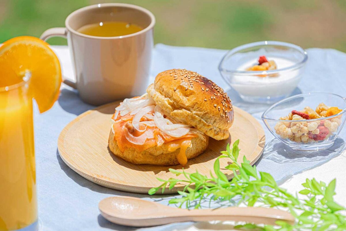 ＜朝食＞本格スモークサーモンバーガーの洋朝食
