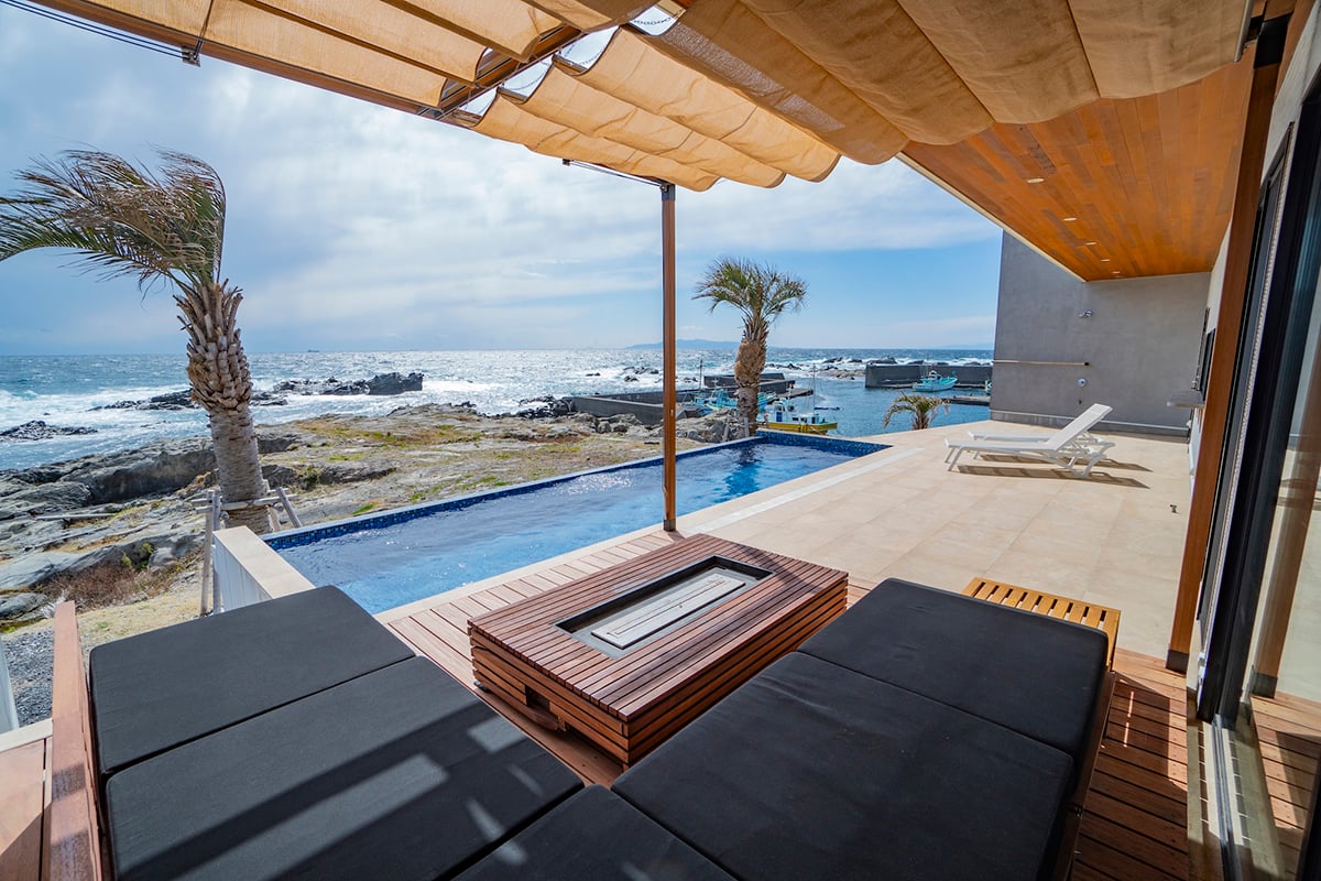 絶景の海と一体化して佇む一棟貸しヴィラ「the MELLOW HOUSE 館山」