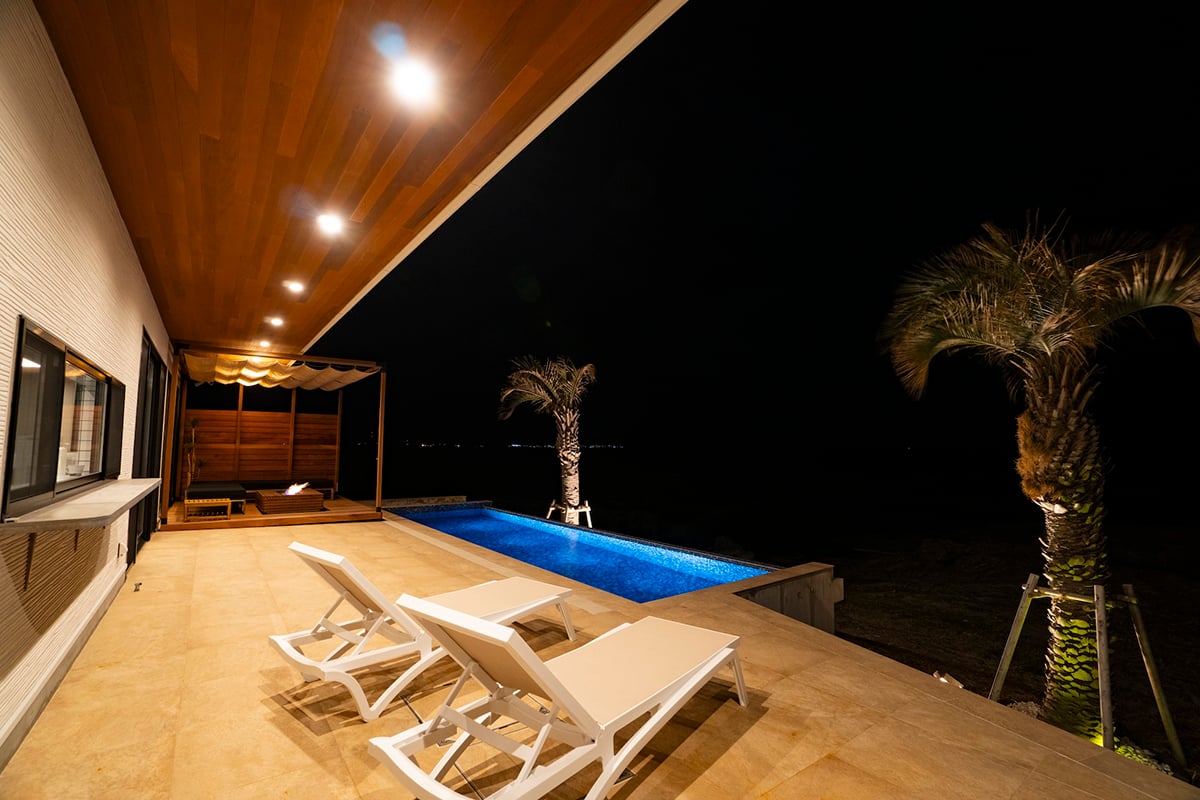 絶景の海と一体化して佇む一棟貸しヴィラ「the MELLOW HOUSE 館山」