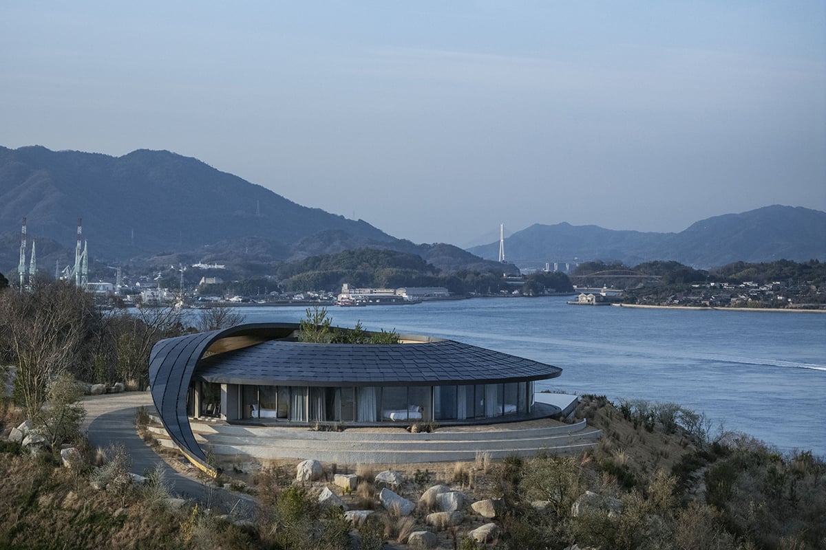 「360」“火”を囲み集う、山の頂に構える邸宅　Photo: Kenta Hasegawa