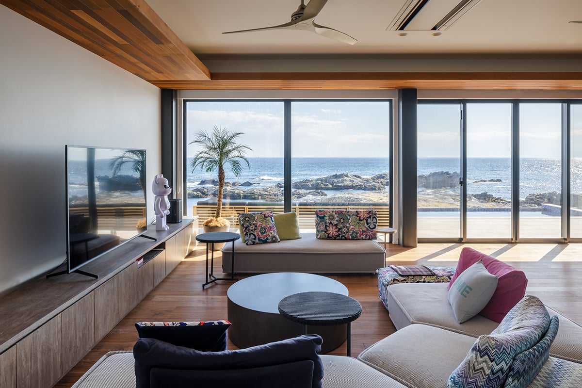 絶景の海と一体化して佇む一棟貸しヴィラ「the MELLOW HOUSE 館山」