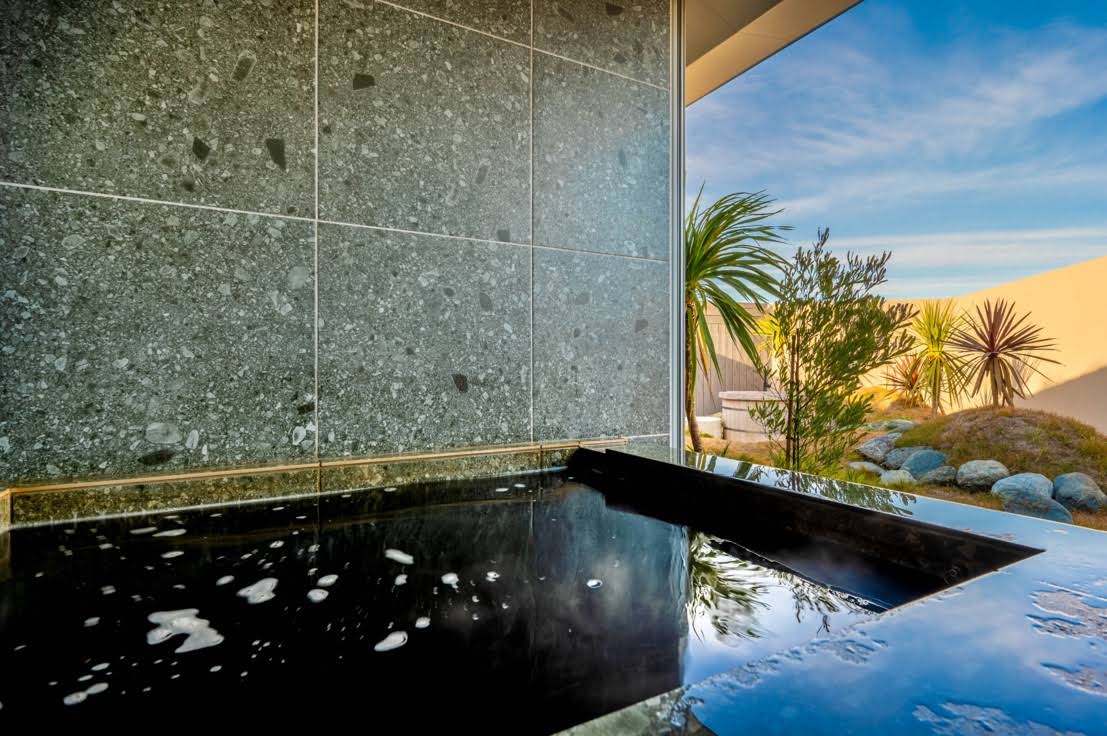 自然と溶け合う天然温泉「美肌の湯・黒湯」