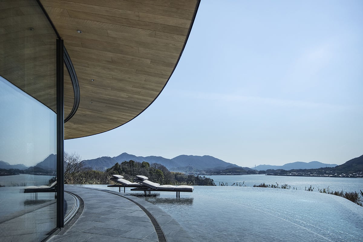 「360」“火”を囲み集う、山の頂に構える邸宅　Photo: Kenta Hasegawa