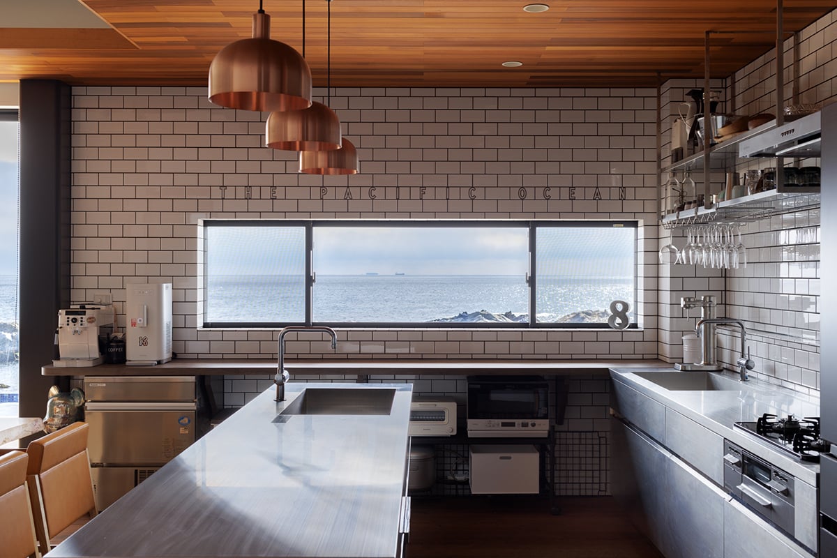 絶景の海と一体化して佇む一棟貸しヴィラ「the MELLOW HOUSE 館山」