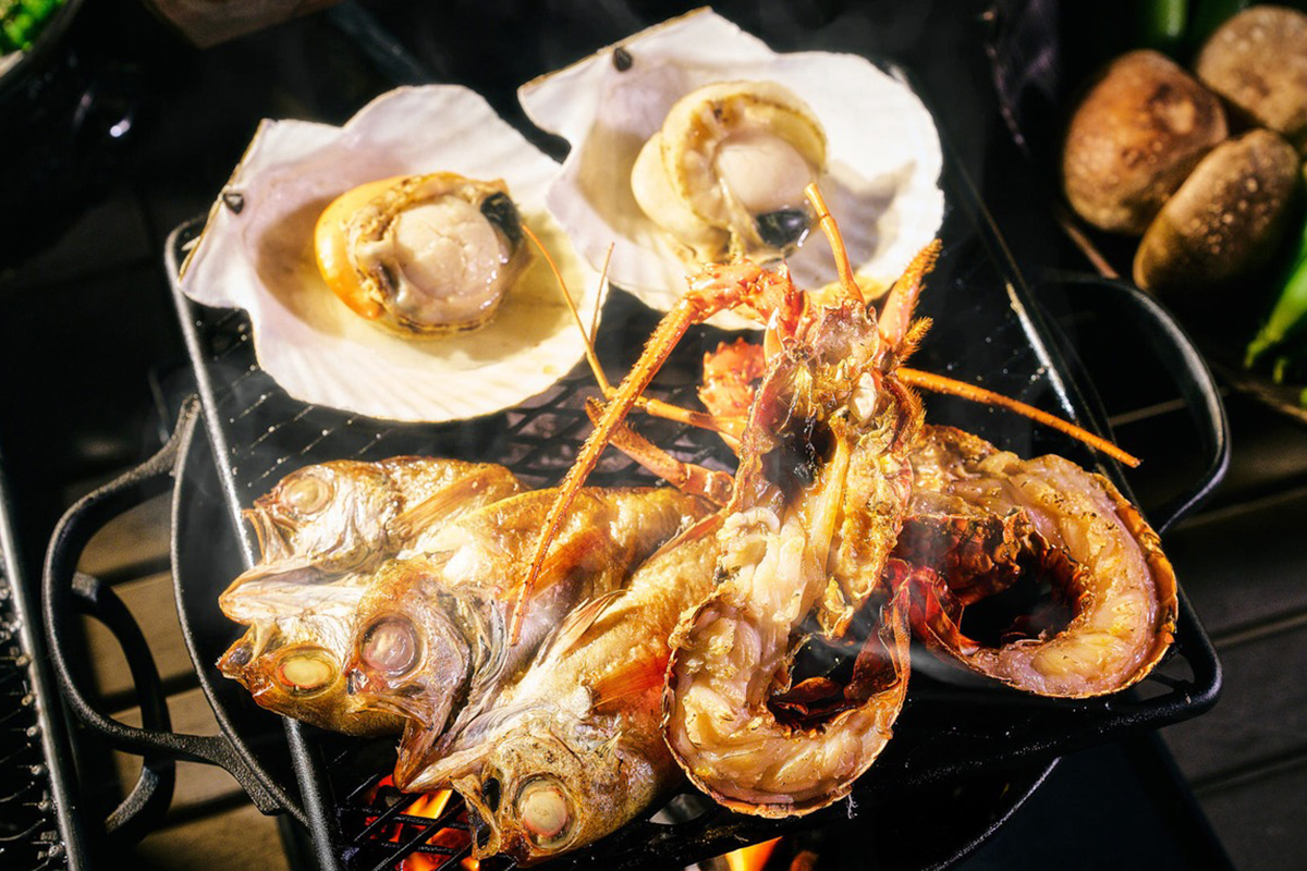 アニバーサリーにふさわしい、炭火で豪快に焼き上げる「活伊勢海老」などの新鮮な魚介類。香ばしい匂いとはぜる炭の音が、特別なディナータイムをさらに盛り上げる