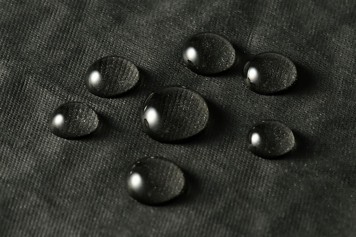 急な雨から荷物を守る耐水仕様