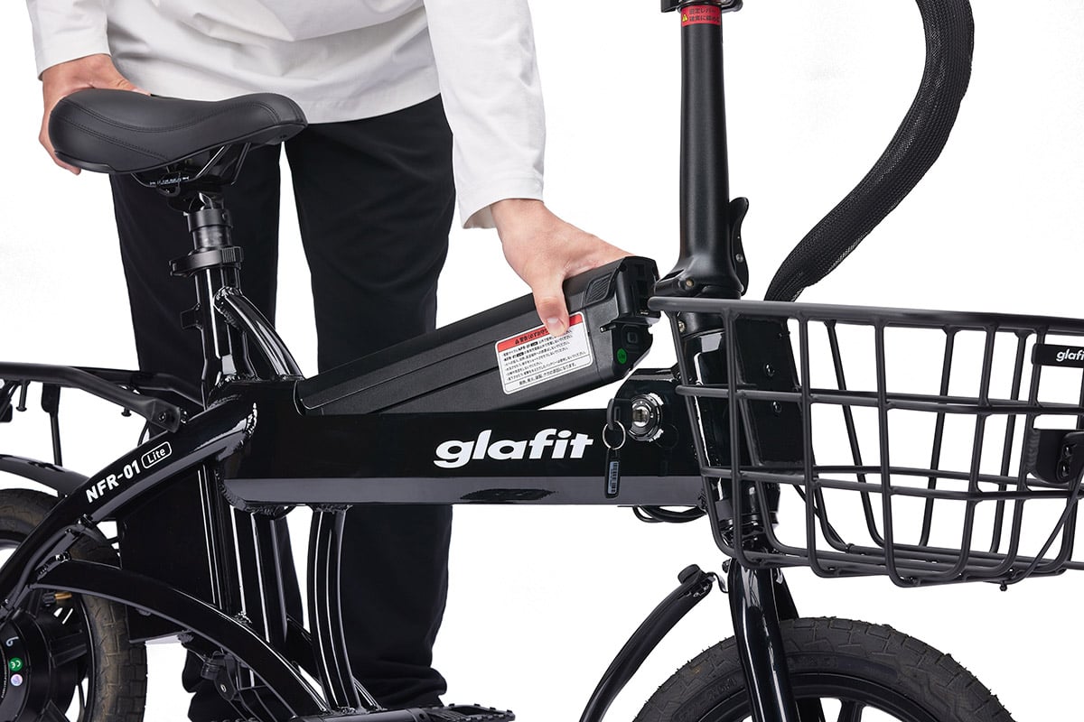 バッテリーの着脱も簡単。バッテリーを抜いての充電も車体への直接充電も簡単