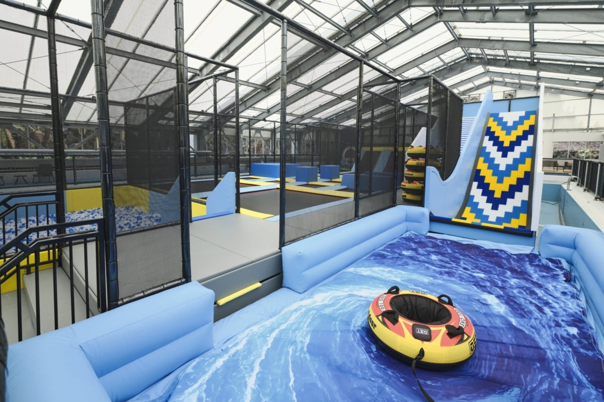 5mの高さからドーナッツ型のチューブに乗って滑り降りるチューブスライダー