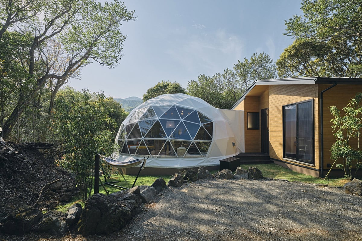 大地の力に包まれ、森と一体になる滞在「ドームテント」
