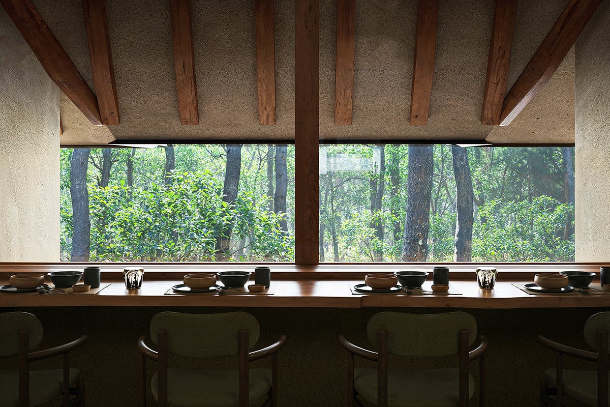 軽井沢の自然を感じながら食事を楽しめる席