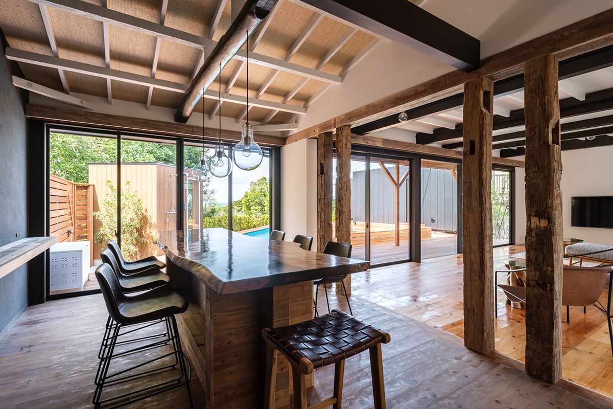 海と森に囲まれた一棟貸し別荘「海と森と宿 mina-to（みなと）」