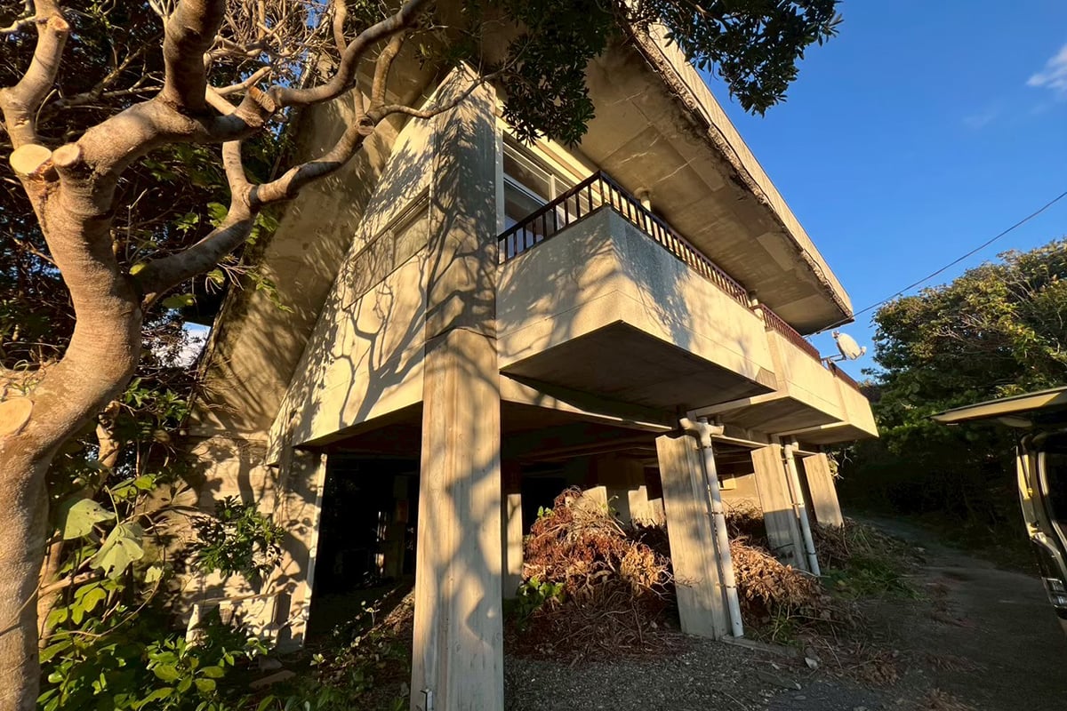 生い茂る雑草と樹木に飲み込まれている物件