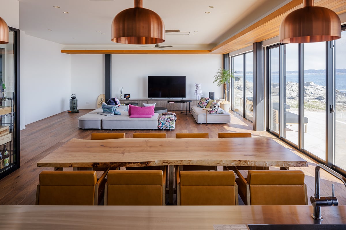 絶景の海と一体化して佇む一棟貸しヴィラ「the MELLOW HOUSE 館山」